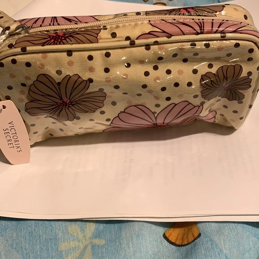 VICTORIA’S SECRET COSMETICS MAKEUP BAG NEW W TAGS.